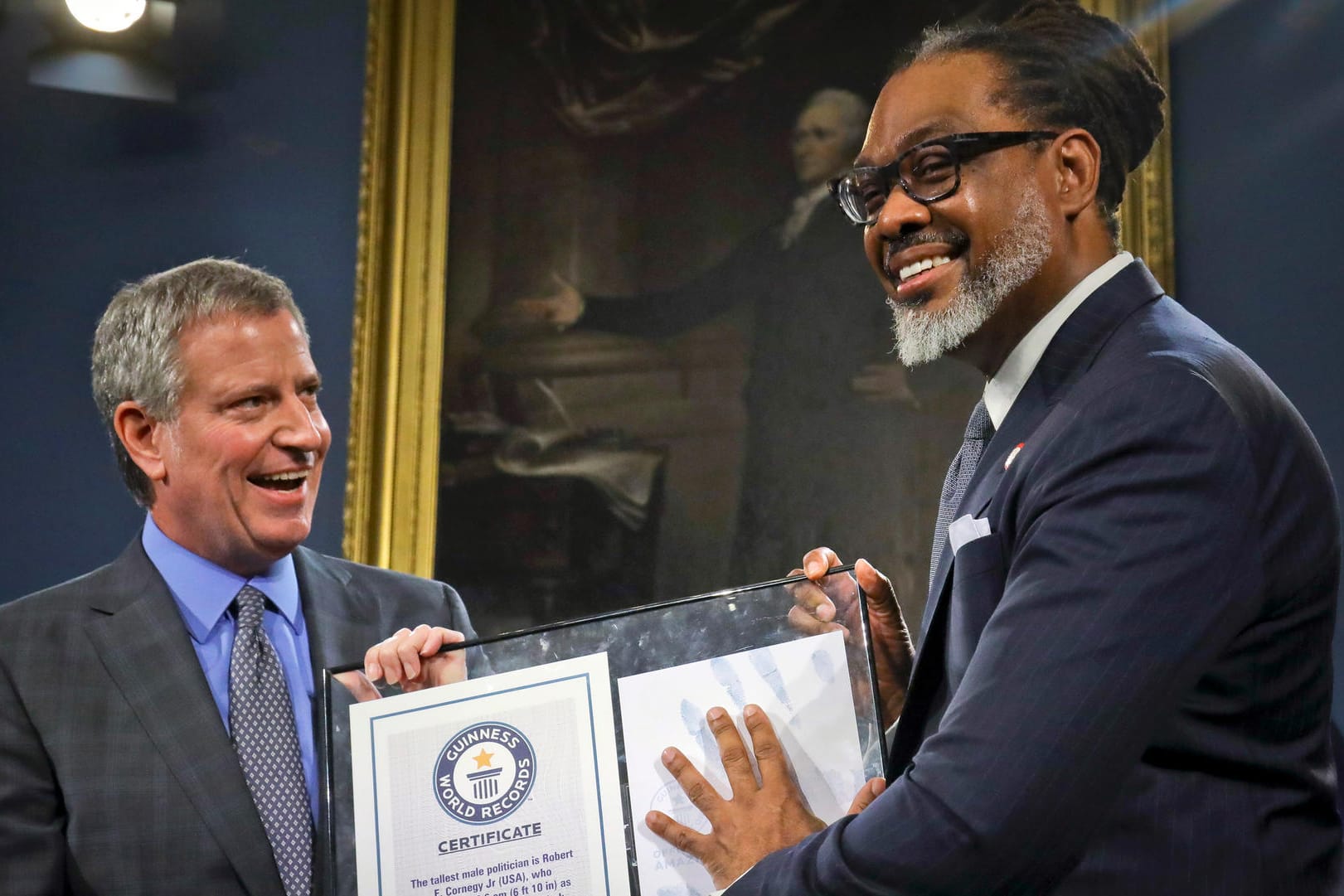 Robert Cornegy erhält den Guinness-Welt-Rekord-Preis für den größten Politiker der Welt: Er sitzt für die Demokraten im Stadtrat, wo er den New Yorker Bezirk Brooklyn vertritt.