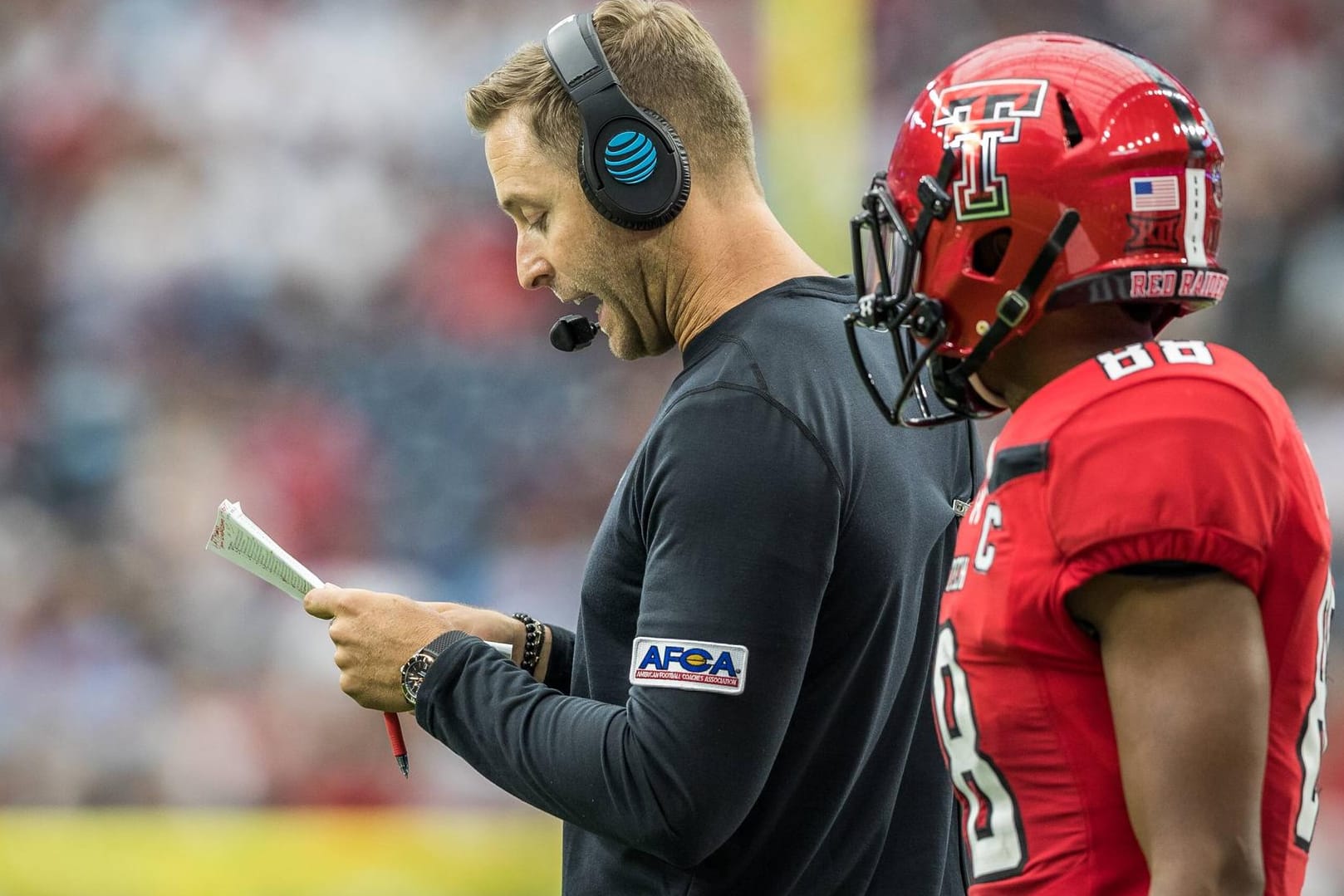 Football-Coach: Kliff Kingsbury hält sich für seine taktischen Planungen gerne an Papier. Seine Spieler präferieren dagegen offenbar digitale Ausspielgeräte.