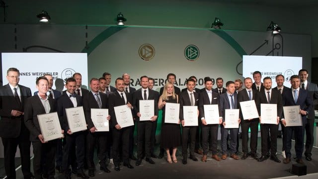 Die Trainer des Fußballlehrer-Lehrgangs stehen mit DFB-Präsident Reinhard Grindel (l) beim Gruppenfoto zusammen. Die Trainer des Fußballlehrer-Lehrgangs stehen mit DFB-Präsident Reinhard Grindel (l) beim Gruppenfoto zusammen.