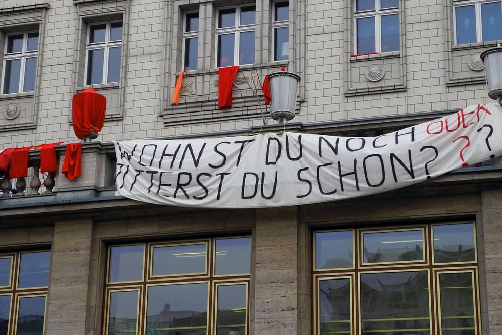 Protest an Hausfassade: In Berlin klettern die Mietpreise unaufhörlich. Viele Mieter müssen aus ihren Wohnungen ausziehen.