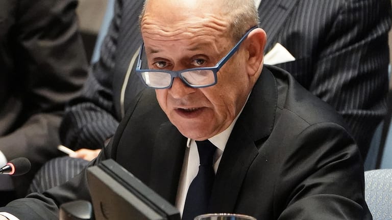 Französischer Außenminister Jean-Yves Le Drian: Le Drian musste nicht zum ersten Mal für eine Betrügermasche herhalten.