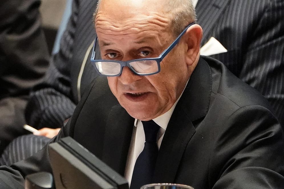 Französischer Außenminister Jean-Yves Le Drian: Le Drian musste nicht zum ersten Mal für eine Betrügermasche herhalten.