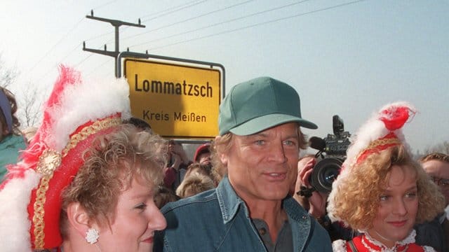 Terence Hill wird am Ortseingang der sächsichen Kleinstadt Lommatzsch, wo er von 1943 bis 1947 wohnte, mit Brot und Wein willkommen geheißen.