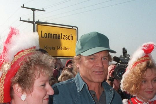 Terence Hill wird am Ortseingang der sächsichen Kleinstadt Lommatzsch, wo er von 1943 bis 1947 wohnte, mit Brot und Wein willkommen geheißen.