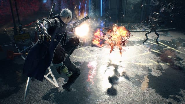 Eine Szene aus "Devil May Cry 5": Dämonenjäger Dante heizt Monstern mit Schwert und Pistole ein. S Eine Szene aus "Devil May Cry 5": Dämonenjäger Dante heizt Monstern mit Schwert und Pistole ein. S