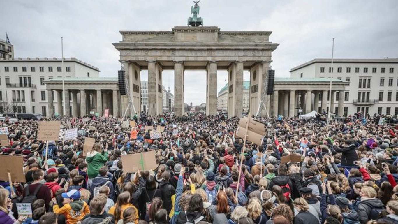 Großer Auflauf am Brandenburger Tor: Tausende Schüler demonstrierten in Berlin für mehr Klimaschutz.