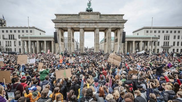 Großer Auflauf am Brandenburger Tor: Tausende Schüler demonstrierten in Berlin für mehr Klimaschutz.