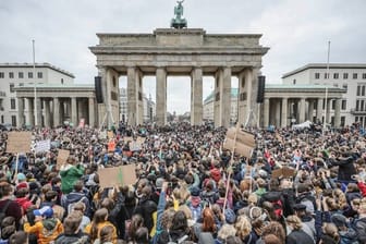 Großer Auflauf am Brandenburger Tor: Tausende Schüler demonstrierten in Berlin für mehr Klimaschutz.