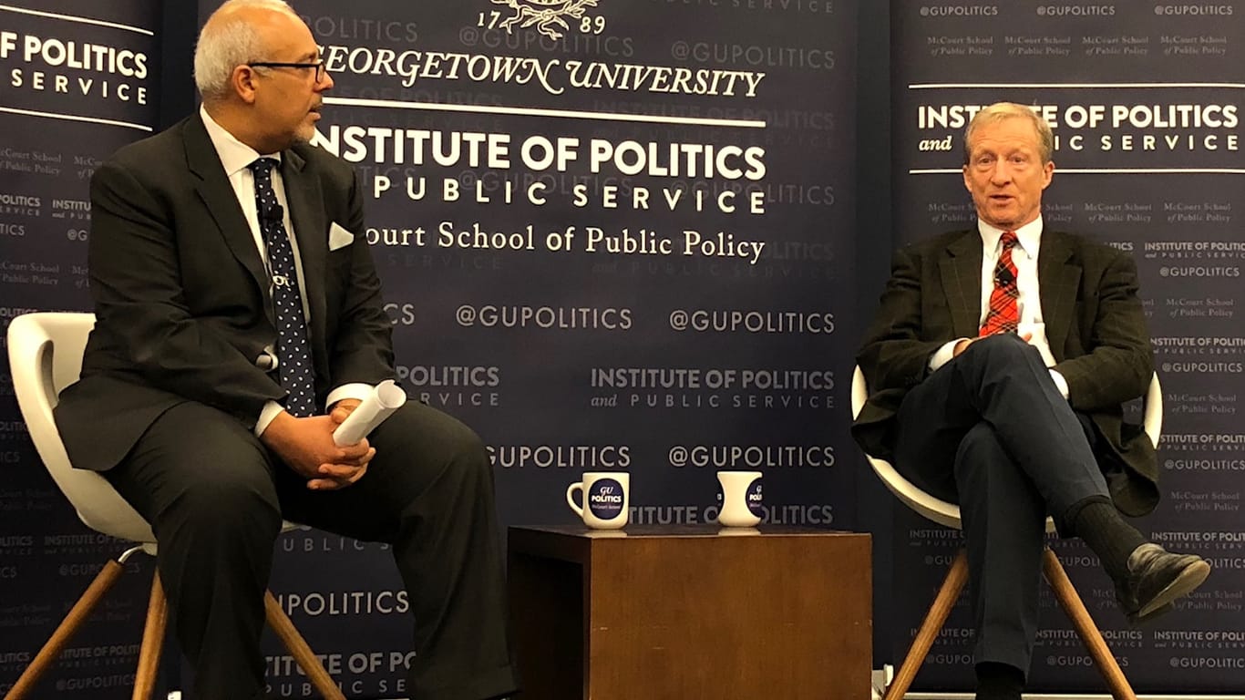 Tom Steyer (r.) mit Moderator an der Georgetown University