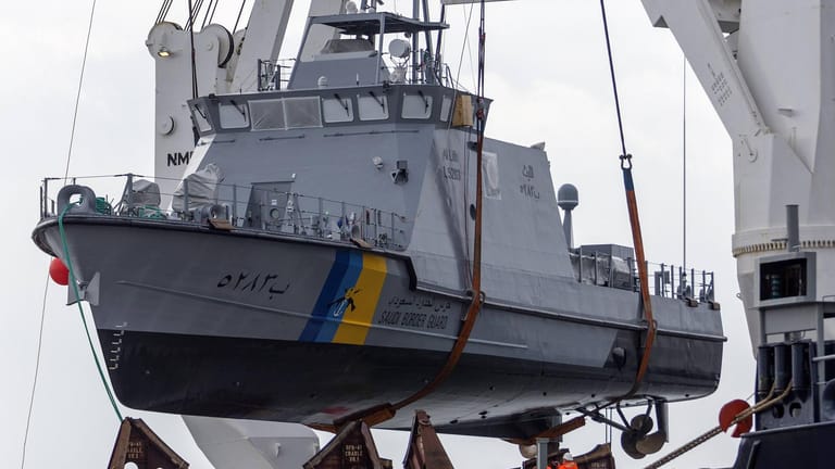 Verladung von zwei Patrouillenbooten für die Küstenwache Saudi-Arabiens auf der Insel Rügen: Erstmal werden keine Boote mehr ausgeliefert.