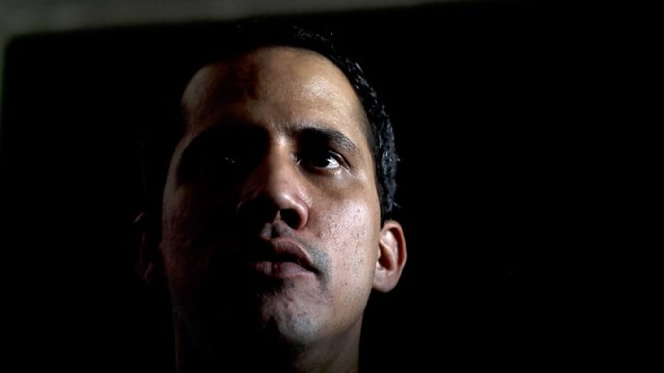Der regierungstreue Rechnungshof hat dem selbst ernannten Interimspräsidenten von Venezuela, Juan Guaidó, die Ausübung politischer Ämter für 15 Jahre untersagt.