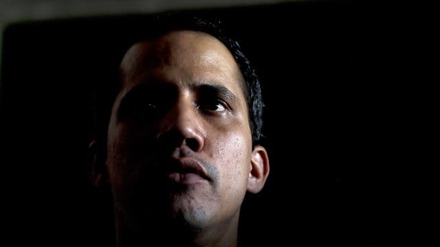 Der regierungstreue Rechnungshof hat dem selbst ernannten Interimspräsidenten von Venezuela, Juan Guaidó, die Ausübung politischer Ämter für 15 Jahre untersagt. Der regierungstreue Rechnungshof hat dem selbst ernannten Interimspräsidenten von Venezuela, Juan Guaidó, die Ausübung politischer Ämter für 15 Jahre untersagt.