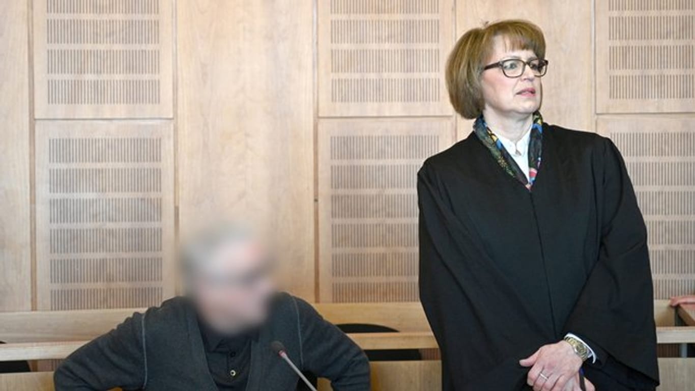 Der angeklagte Heilpraktiker (l) mit seiner Anwältin in einem Saal des Krefelder Landgerichts.