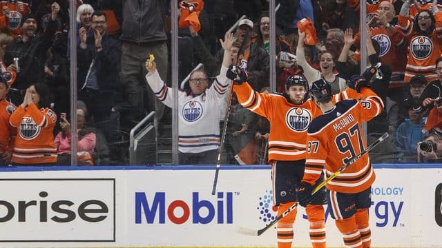 Leon Draisaitl (l) feiert mit Oilers-Kapitän Connor McDavid seinen Treffer. Leon Draisaitl (l) feiert mit Oilers-Kapitän Connor McDavid seinen Treffer.