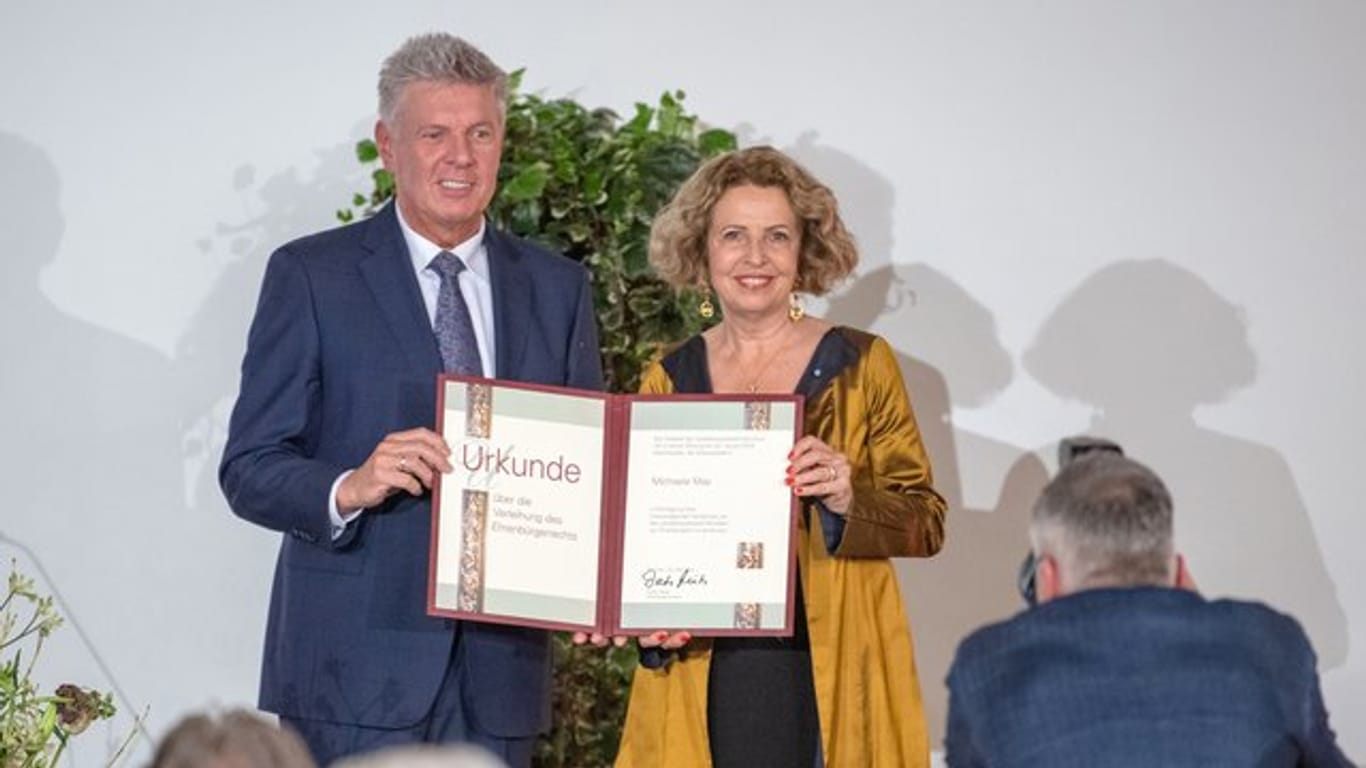 Michaela May erhält von Oberbürgermeister Dieter Reiter die Ehrenbürgerwürde der Stadt München.