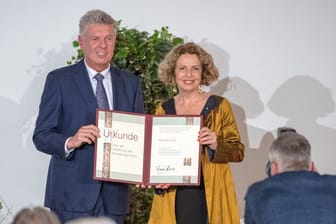 Michaela May erhält von Oberbürgermeister Dieter Reiter die Ehrenbürgerwürde der Stadt München.