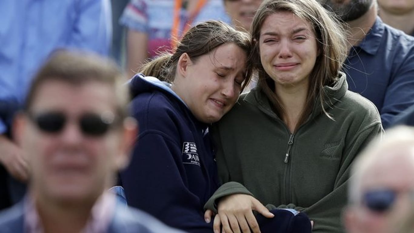 Gäste weinen im Hagley Park während der nationalen Trauerfeier für die Opfer des Terroranschlages.