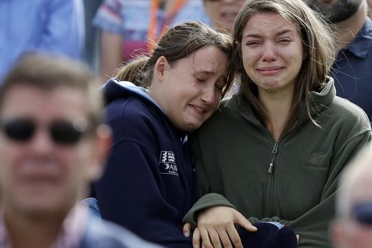 Gäste weinen im Hagley Park während der nationalen Trauerfeier für die Opfer des Terroranschlages.