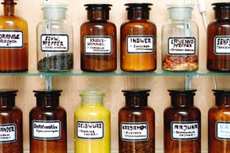 Ayurvedische Medizinflaschen: Der Nutzen ist oft nicht nacvhweisbar.
