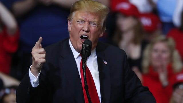 US-Präsident in alter Form: Nach der überstandenen Russland-Untersuchung lässt sich Donald Trump auf einer Wahlkampfveranstaltung in Grand Rapids feiern. US-Präsident in alter Form: Nach der überstandenen Russland-Untersuchung lässt sich Donald Trump auf einer Wahlkampfveranstaltung in Grand Rapids feiern.