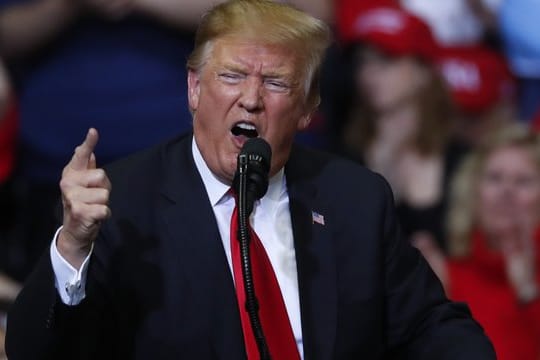 US-Präsident in alter Form: Nach der überstandenen Russland-Untersuchung lässt sich Donald Trump auf einer Wahlkampfveranstaltung in Grand Rapids feiern.