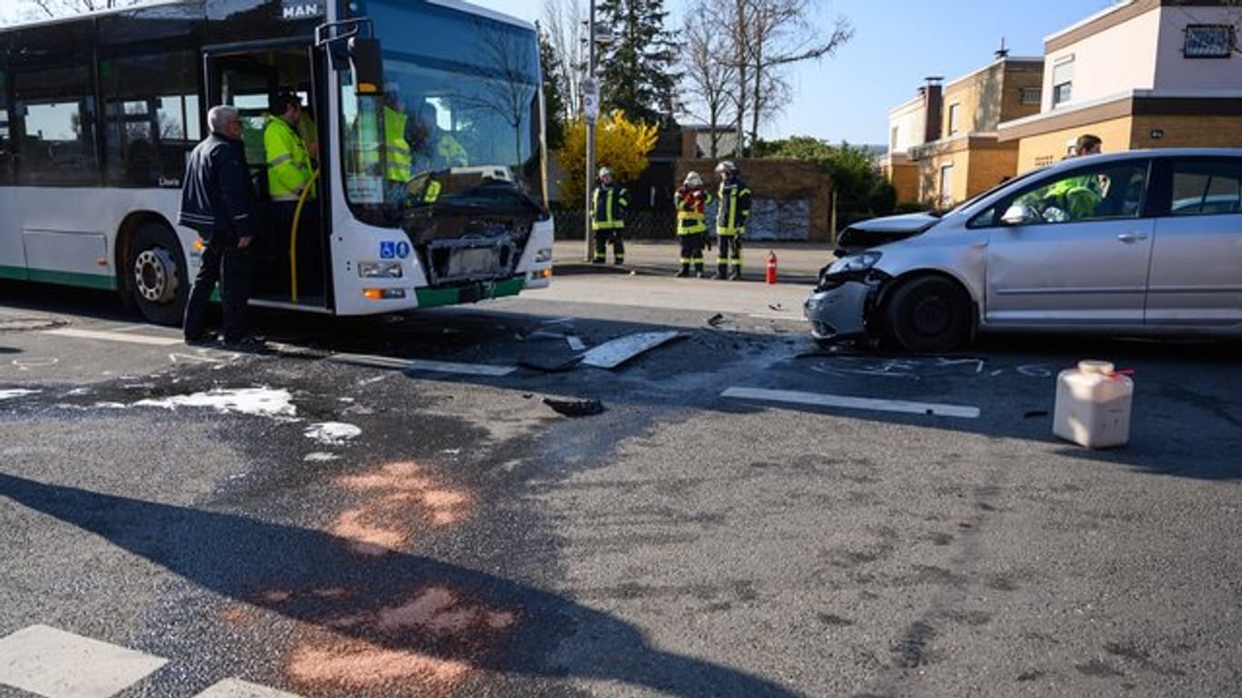 Beim Zusammenstoß eines Schulbusses mit einem entgegenkommenden Auto in Garbsen sind mehrere Insassen schwer verletzt worden.