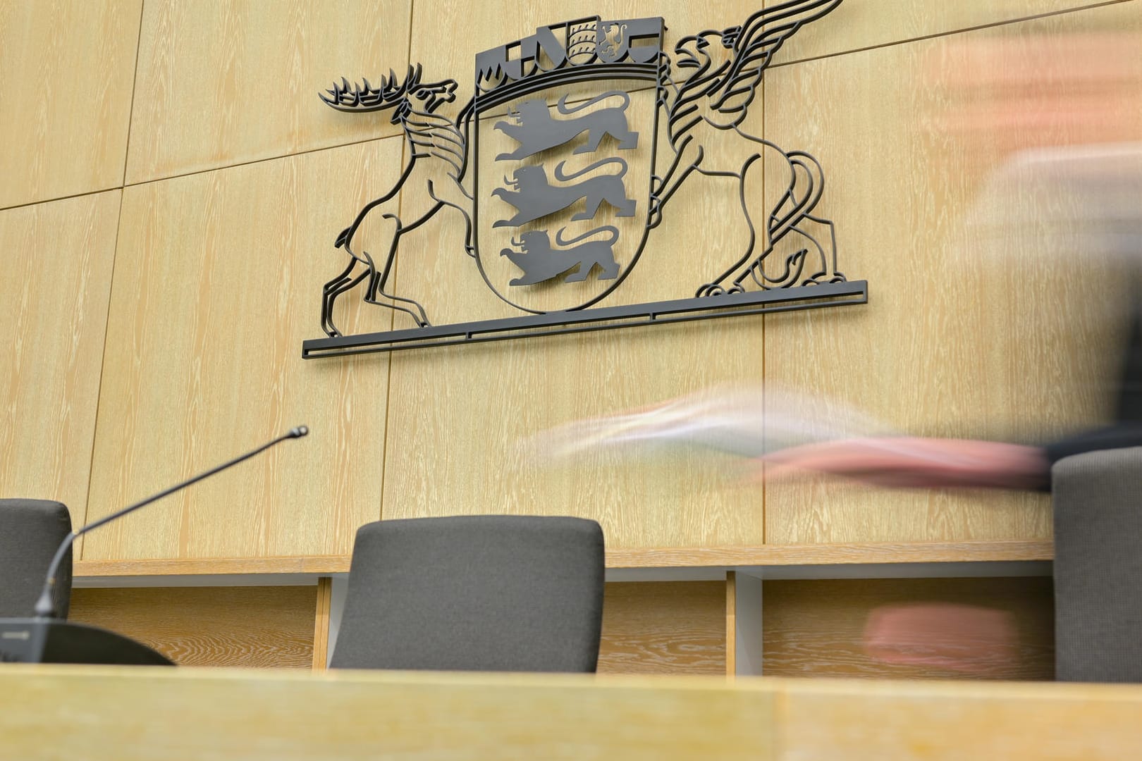 Sitzungssaal des Landgerichts Mannheim mit dem Landeswappen von Baden-Württemberg an der Wand: Die lange Zeit zwischen Tat und Prozessauftakt erklärt sich zunächst aus der erfolglosen Fahndung nach dem Täter.