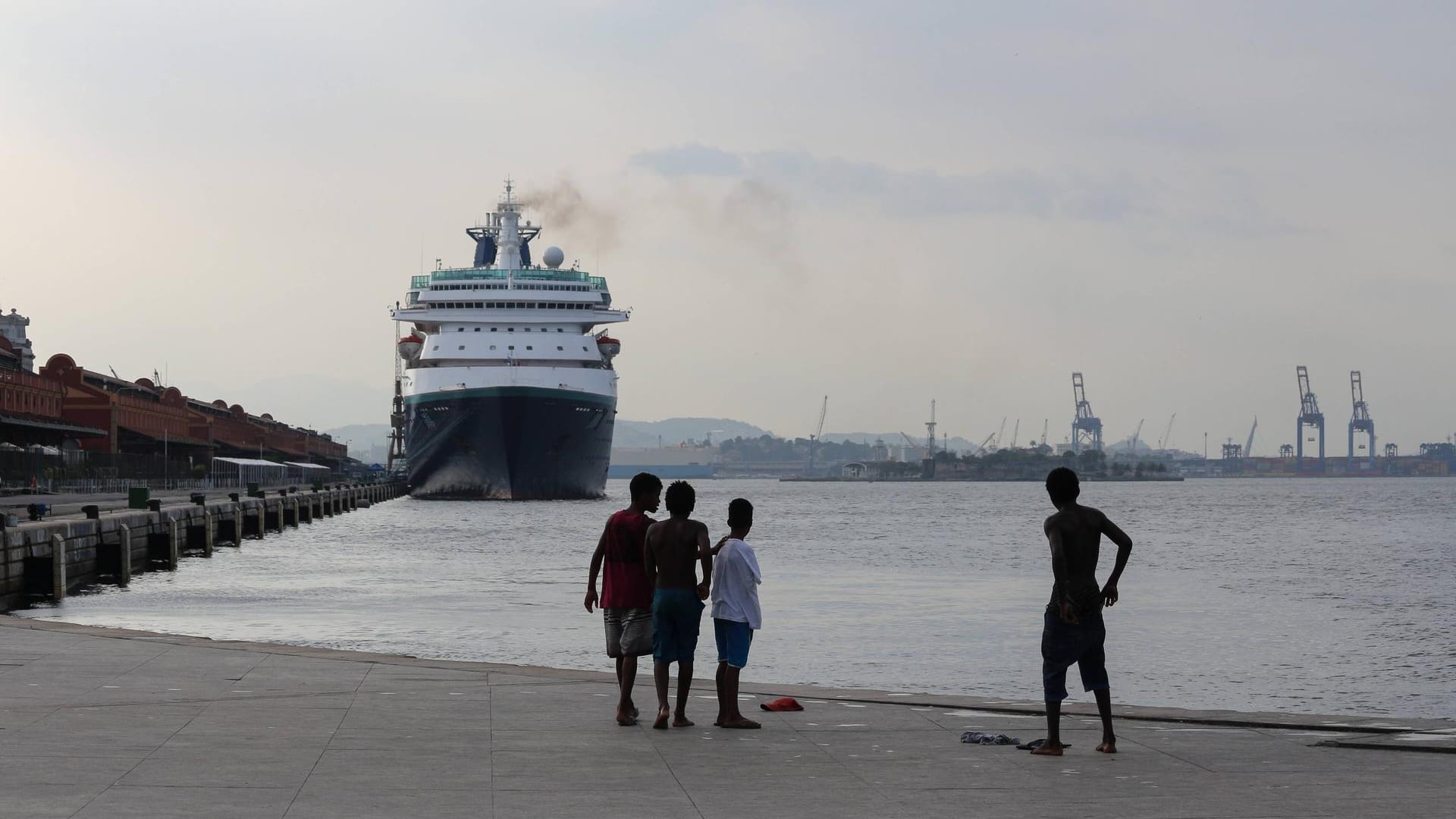 Kreuzfahrtschiff in brasilianischem Hafen (Symbolbild): Das Kreuzfahrtschiff sollte auf die Reise nach Europa mit Zwischenstopps in mehreren weiteren brasilianischen Häfen gehen. Kreuzfahrtschiff in brasilianischem Hafen (Symbolbild): Das Kreuzfahrtschiff sollte auf die Reise nach Europa mit Zwischenstopps in mehreren weiteren brasilianischen Häfen gehen.