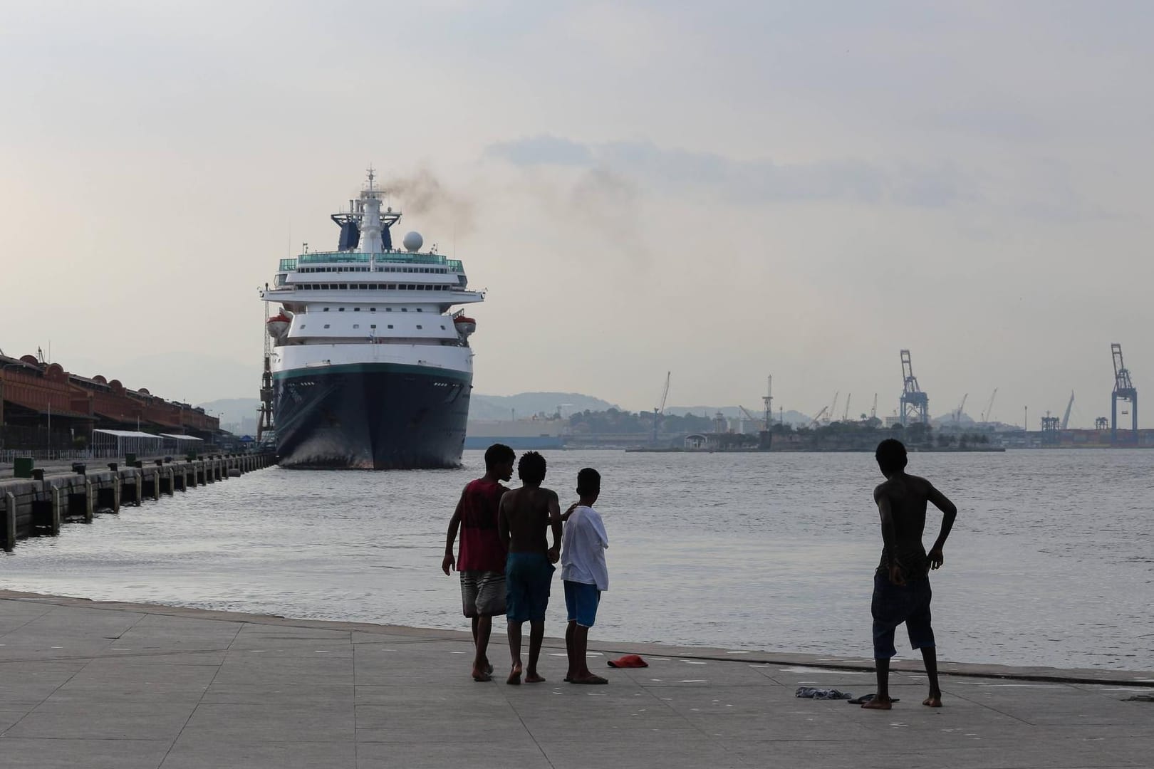 Kreuzfahrtschiff in brasilianischem Hafen (Symbolbild): Das Kreuzfahrtschiff sollte auf die Reise nach Europa mit Zwischenstopps in mehreren weiteren brasilianischen Häfen gehen.