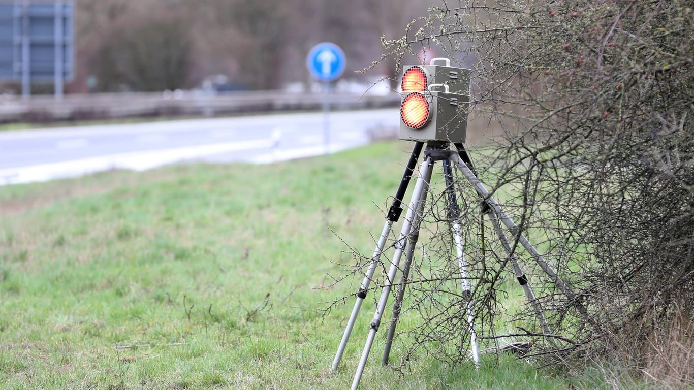 Mobiler Blitzer der Polizei für eine Geschwindigkeitskontrolle (Symbolbild): Von morgens 6.00 Uhr bis abends 22.00 Uhr werden Kontrollen in Hessen durchgeführt.