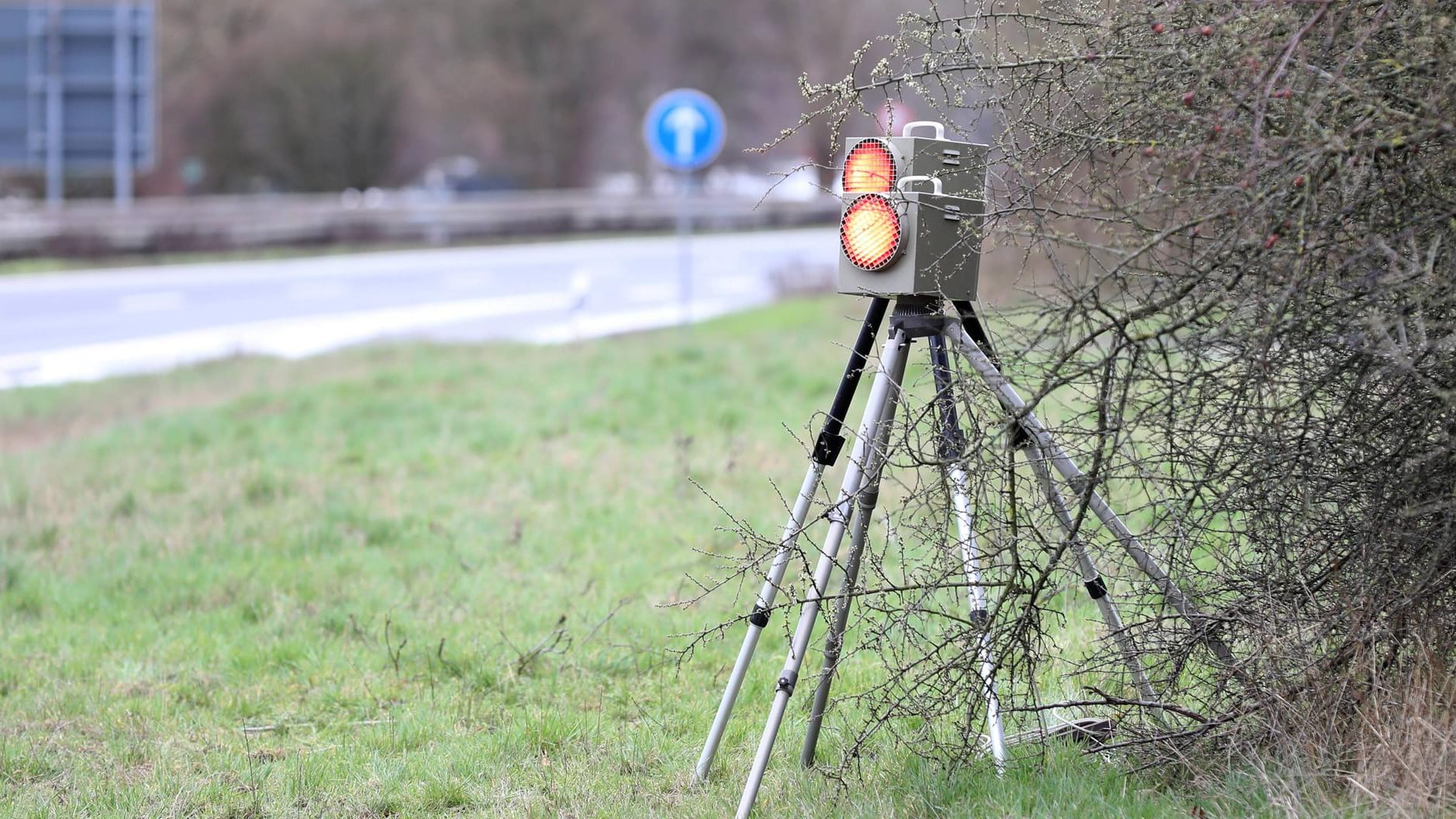 Mobiler Blitzer der Polizei für eine Geschwindigkeitskontrolle (Symbolbild): Von morgens 6.00 Uhr bis abends 22.00 Uhr werden Kontrollen in Hessen durchgeführt. Mobiler Blitzer der Polizei für eine Geschwindigkeitskontrolle (Symbolbild): Von morgens 6.00 Uhr bis abends 22.00 Uhr werden Kontrollen in Hessen durchgeführt.
