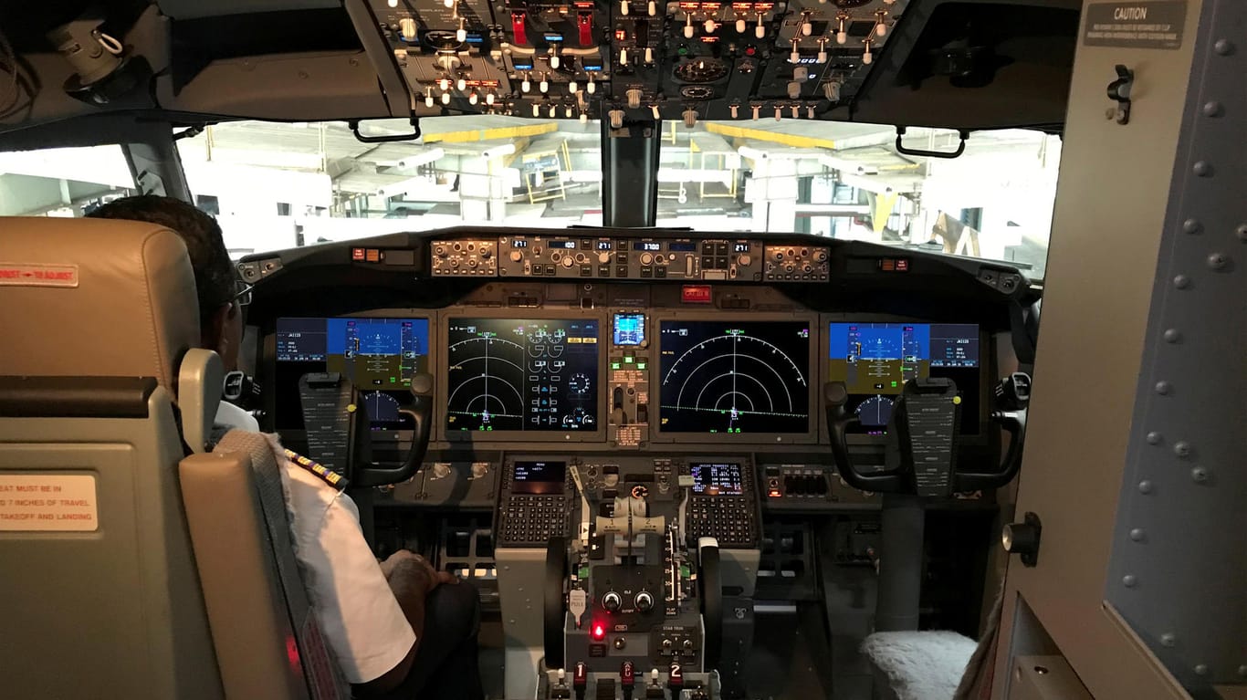 Cockpit einer Boeing 737 MAX 8: Eine Software soll den Piloten in kritischen Situationen helfen.