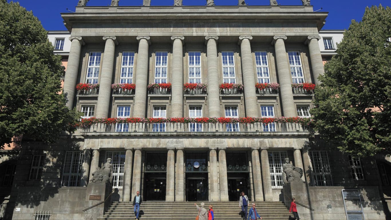 Das Rathausgebäude in Wuppertal-Barmen wird am Samstagabend dunkel bleiben.