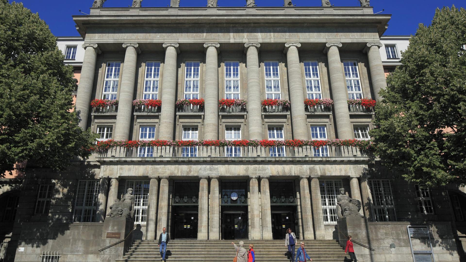 Das Rathausgebäude in Wuppertal-Barmen wird am Samstagabend dunkel bleiben.