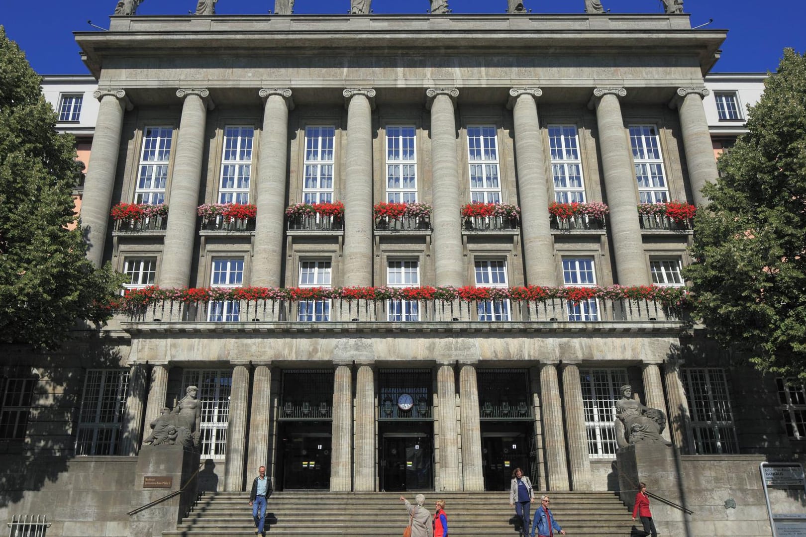 Das Rathausgebäude in Wuppertal-Barmen wird am Samstagabend dunkel bleiben.