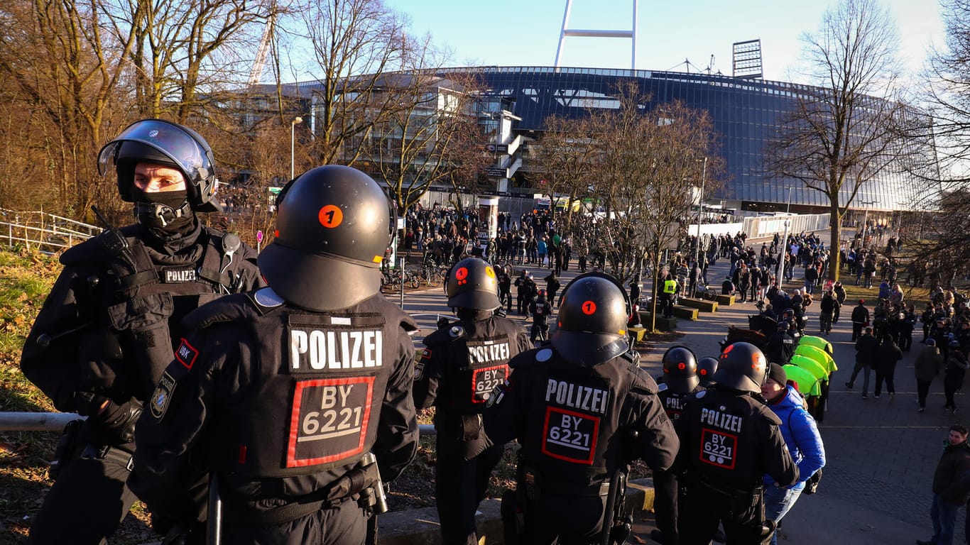 Polizeikräfte sichern den Eingang zum Gästeblock am Bremer Weserstadion.