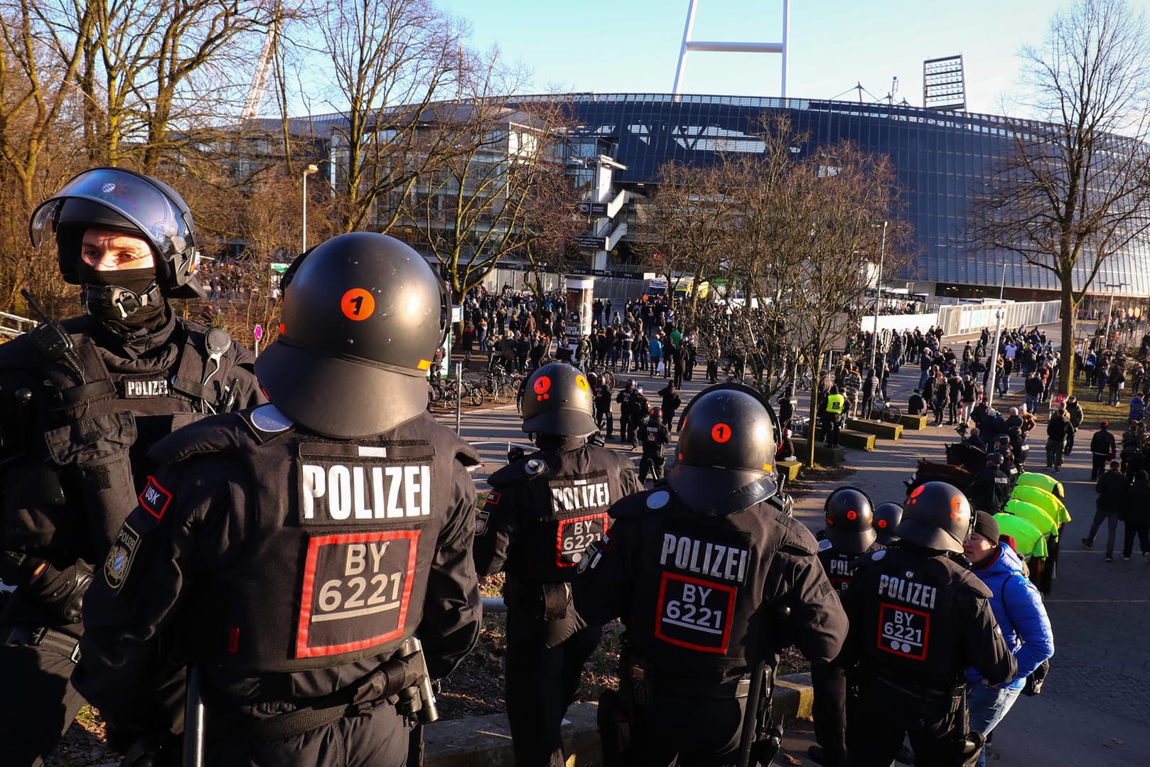 Polizeikräfte sichern den Eingang zum Gästeblock am Bremer Weserstadion.