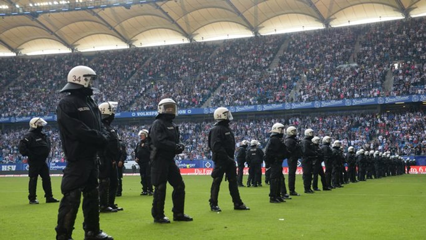 Polizisten beim Einsatz in einem Stadion.