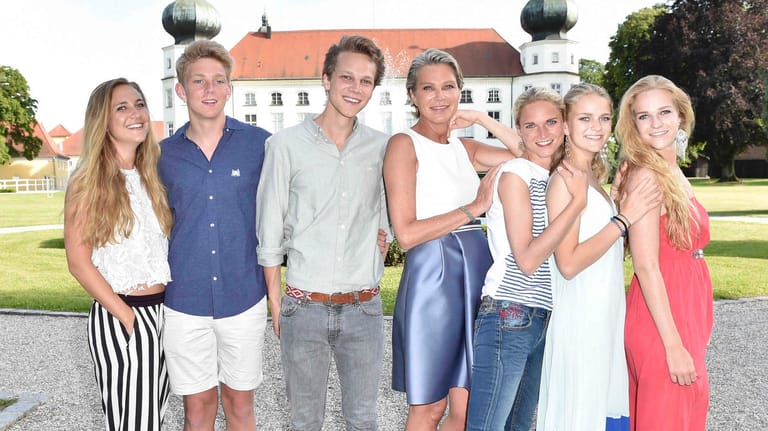 Stephanie von Pfuel mit ihren sechs Kindern: Benedicta, Alex, Charly, Sophie, Amelie und Milana.