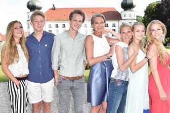 Stephanie von Pfuel mit ihren sechs Kindern: Benedicta, Alex, Charly, Sophie, Amelie und Milana.