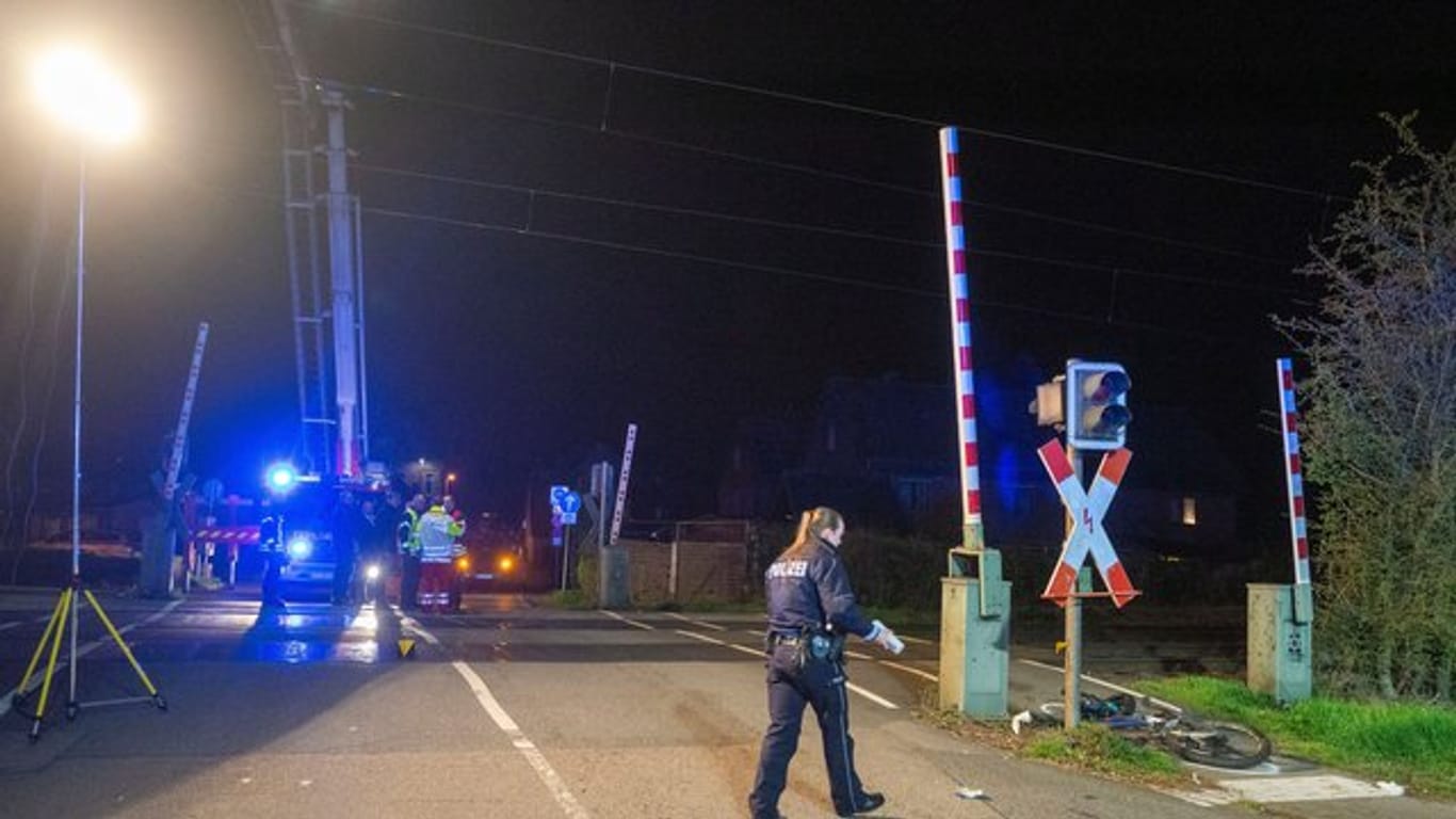 Polizei, Notarzt und Feuerwehr sind an der Unfallstelle an einem Bahnübergang in Wesel im Einsatz.