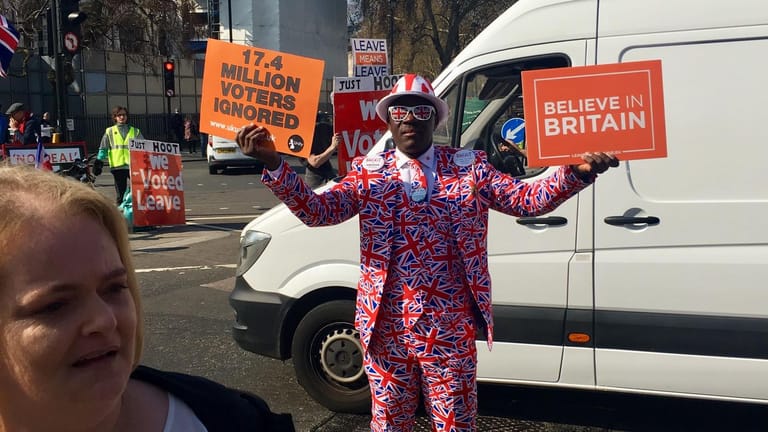 Und bunt sind die Demonstrationen in Großbritannien immer: Dieser Brexit-Befürworter macht seine Meinung schon durch seine Kleidung deutlich.
