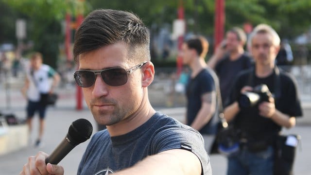 Martin Sellner, Chef der österreichischen "Identitären", bei einer Kundgebung in Wien. Martin Sellner, Chef der österreichischen "Identitären", bei einer Kundgebung in Wien.