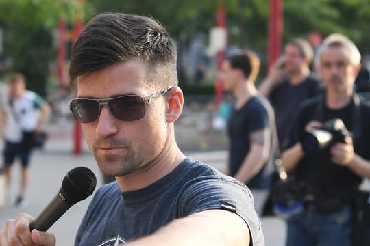 Martin Sellner, Chef der österreichischen "Identitären", bei einer Kundgebung in Wien.