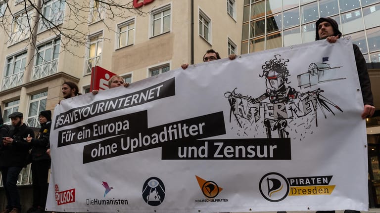 Menschen demonstrieren gegen die Urheberrechtsreform: Ein Großteil der Deutschen missbilligt die Entscheidung des Europaparlaments zur umstrittenen Reform.