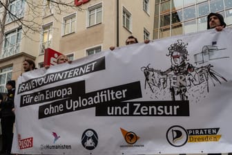 Menschen demonstrieren gegen die Urheberrechtsreform: Ein Großteil der Deutschen missbilligt die Entscheidung des Europaparlaments zur umstrittenen Reform.