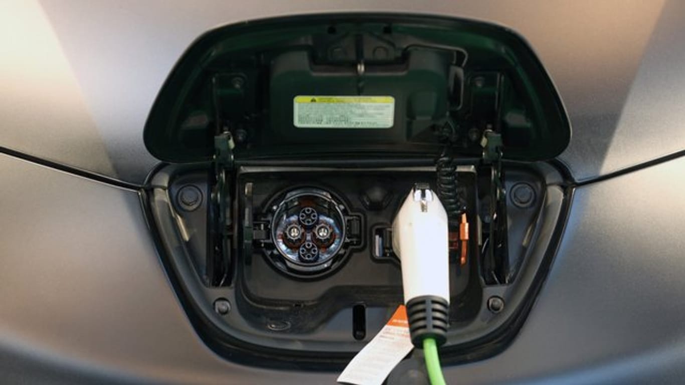 Einstöpseln statt tanken: Der Batterie und den Ladebedingungen schenken Käufer gebrauchter E-Autos besser große Aufmerksamkeit.