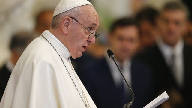 Papst Franziskus hat Dokumente mit Regeln unterzeichnet, die Kinder vor sexuellem Missbrauch schützen sollen. Papst Franziskus hat Dokumente mit Regeln unterzeichnet, die Kinder vor sexuellem Missbrauch schützen sollen.