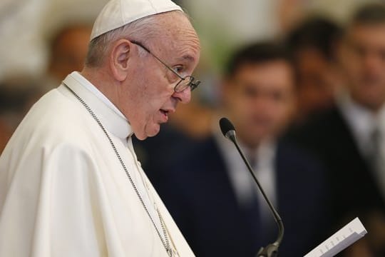 Papst Franziskus hat Dokumente mit Regeln unterzeichnet, die Kinder vor sexuellem Missbrauch schützen sollen.