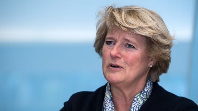 Nach nur zwei Jahren an der Spitze der Berliner CDU gibt Monika Grütters ihren Posten wieder auf und macht damit den Weg für ihren Herausforderer Kai Wegner frei. Nach nur zwei Jahren an der Spitze der Berliner CDU gibt Monika Grütters ihren Posten wieder auf und macht damit den Weg für ihren Herausforderer Kai Wegner frei.